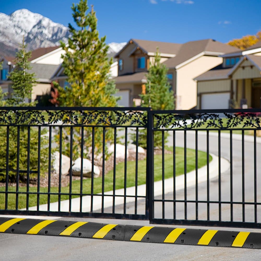 2 sztuki gumowych progów zwalniających 183 x 30 x 4,5 cm, 2 kanały, udźwig 100 000 kg, wytrzymały próg zwalniający, z odblaskowym żółtym paskiem, 8 śrub rozporowych i 1 wiertło, do dróg asfaltowych, żwirowych i betonowych