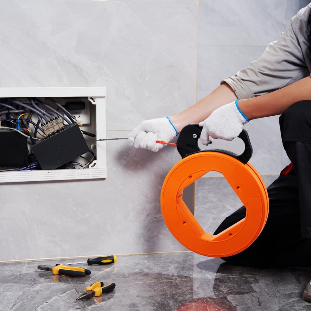 Przeciągacz do kabli z taśmy rybackiej 30,5 m, 6,35 mm (100 stóp, 1/4 cala) PET w wysokiej jakości obudowie z tworzywa sztucznego