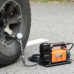 12 V, wytrzymały kompresor powietrza z cyfrowym manometrem i zestawem do pompowania opon, przenośna pompa do opon o wydajności 7,06 CFM, pompa powietrza do jazdy terenowej 150 PSI z adapterami do samochodów ciężarowych, SUV-ów, pojazdów 4x4 i kamperów - miniatura 1