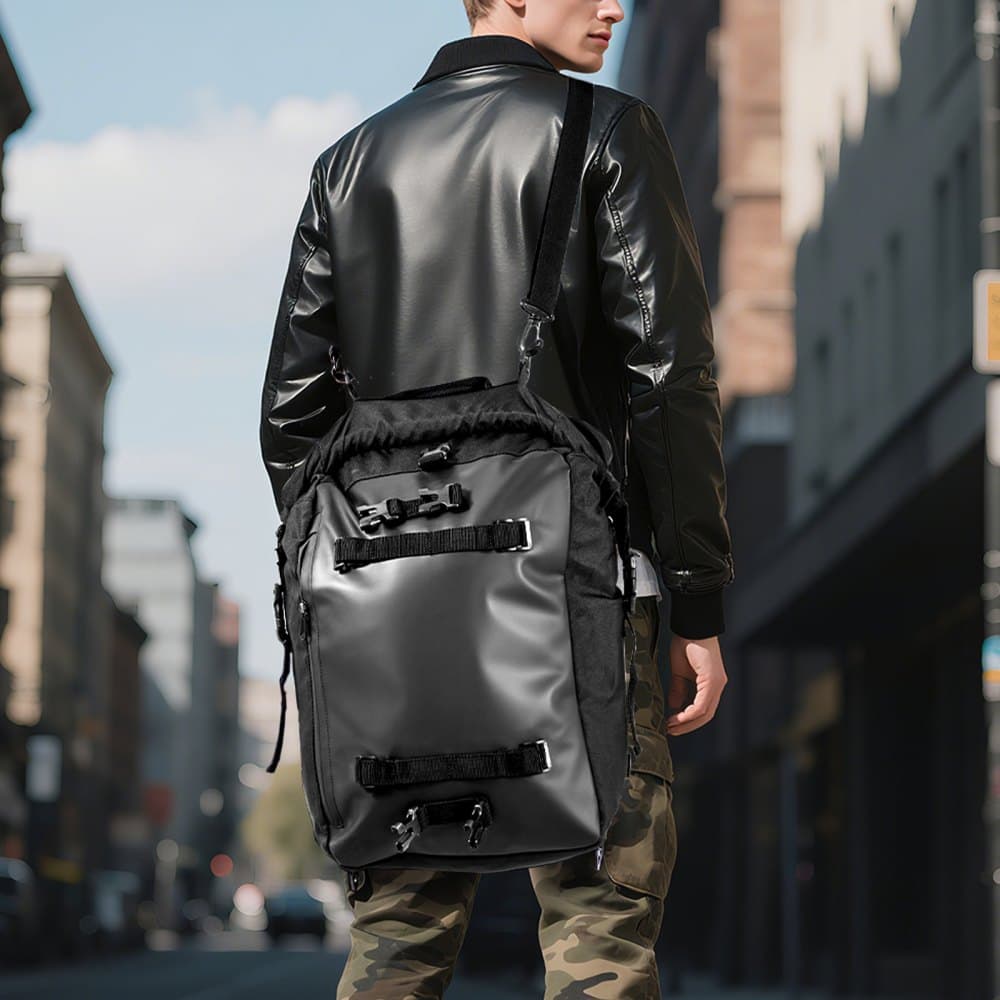 Torba na tylną część motocykla, 30-litrowa torba na tylne siedzenie motocykla z wodoodporną osłoną przeciwdeszczową, bagażnik motocyklowy do uprawiania sportów na świeżym powietrzu z paskami na ramiona, uniwersalny bagażnik tylny, czarny