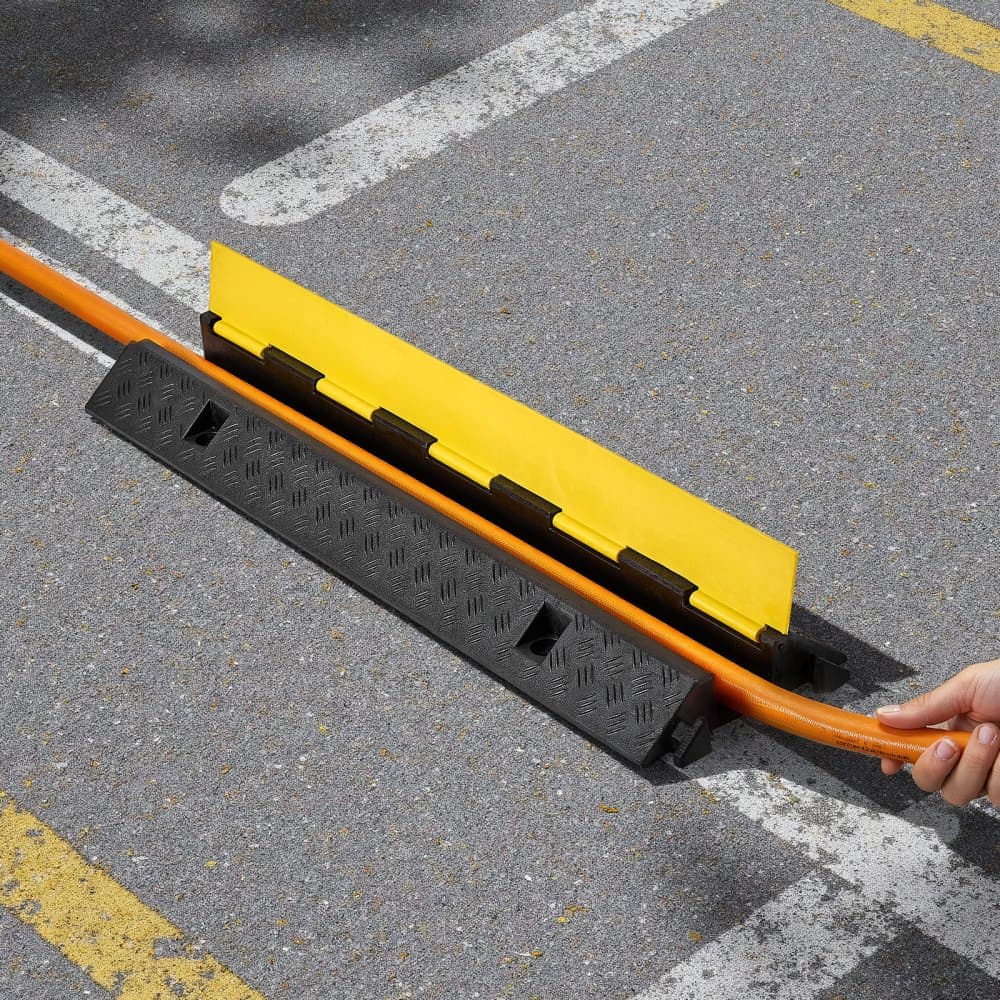 Rampa ochronna na kable, udźwig 9979 kg/oś, 1 kanałowa, wytrzymała osłona przewodu gumowego, kanał 70 x 50 mm, próg zwalniający z otwieraną górną pokrywą, do użytku wewnątrz i na zewnątrz, 1 opakowanie