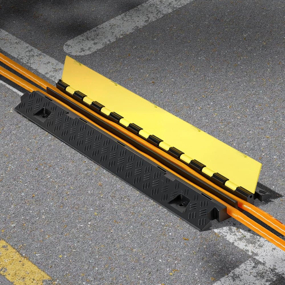 Rampa ochronna na kable, udźwig 9979 kg/oś, 2-kanałowa, wytrzymała osłona przewodu z TPU, kanał 31 x 28 mm, próg zwalniający z otwieraną klapką górną pokrywą, do użytku wewnątrz i na zewnątrz, opakowanie 3 szt.