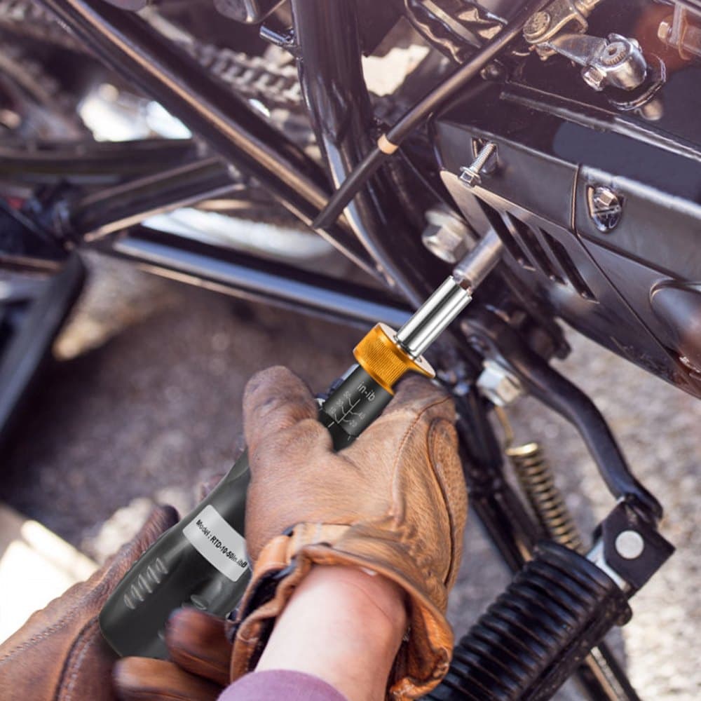 Zestaw kluczy dynamometrycznych 1/4", zakres regulacji momentu obrotowego 10-50 in-lbs, dokładność pomiaru momentu obrotowego ±5%, skok 5 in-lb, wkrętak dynamometryczny z 18 bitami i etui